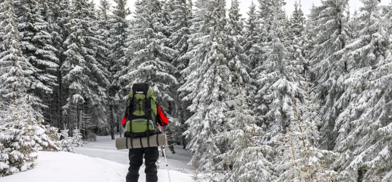 personne marchand avec sont sac a dos hiver dans la neige lors d'une rando