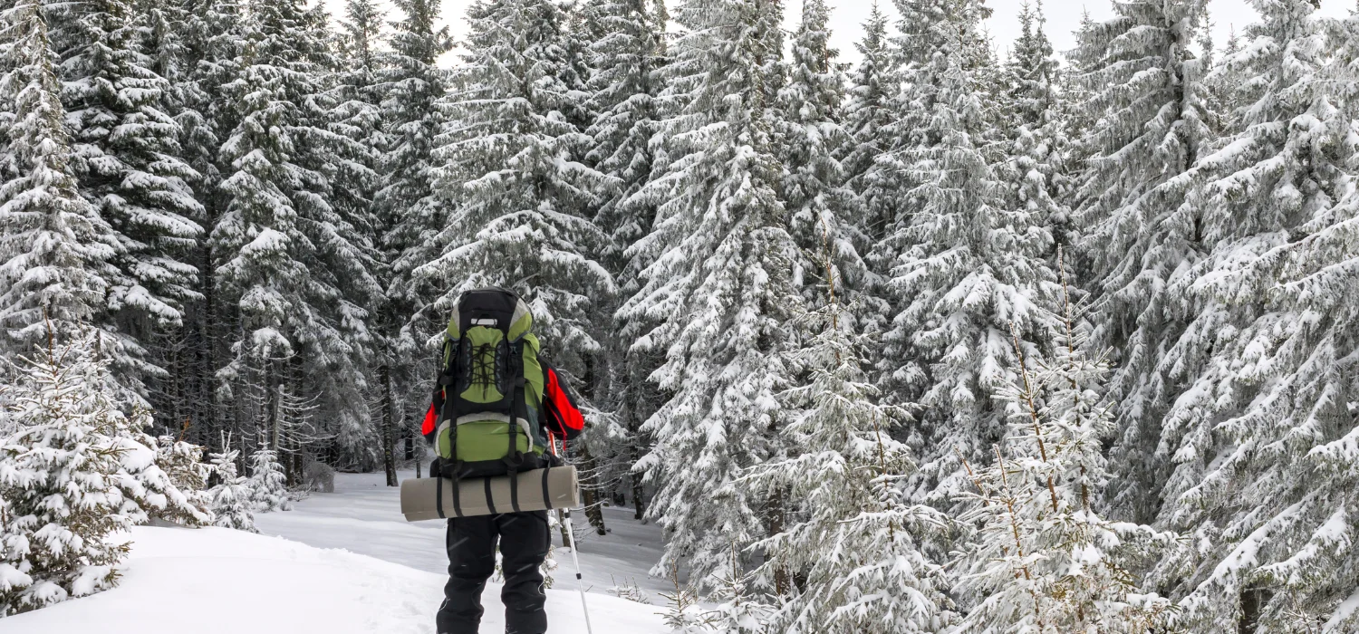 personne marchand avec sont sac a dos hiver dans la neige lors d'une rando