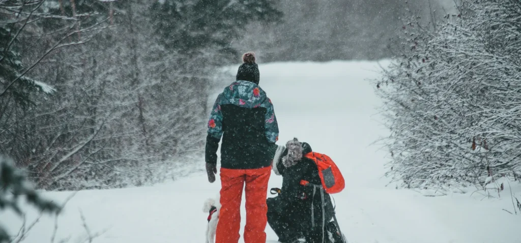 deux personnes avec des sacs de rando hiver dans la neige