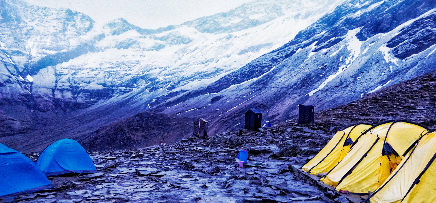plein de tente legere bivouac installé en montagne