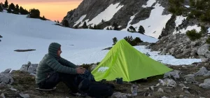 Cadeau randonneur : bivouac avec la tente gonflable Baribal V2 en montagne