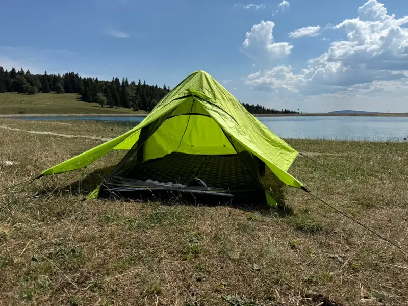 Matériel de bivouac Baribal : tente gonflable V2 montée en montagne